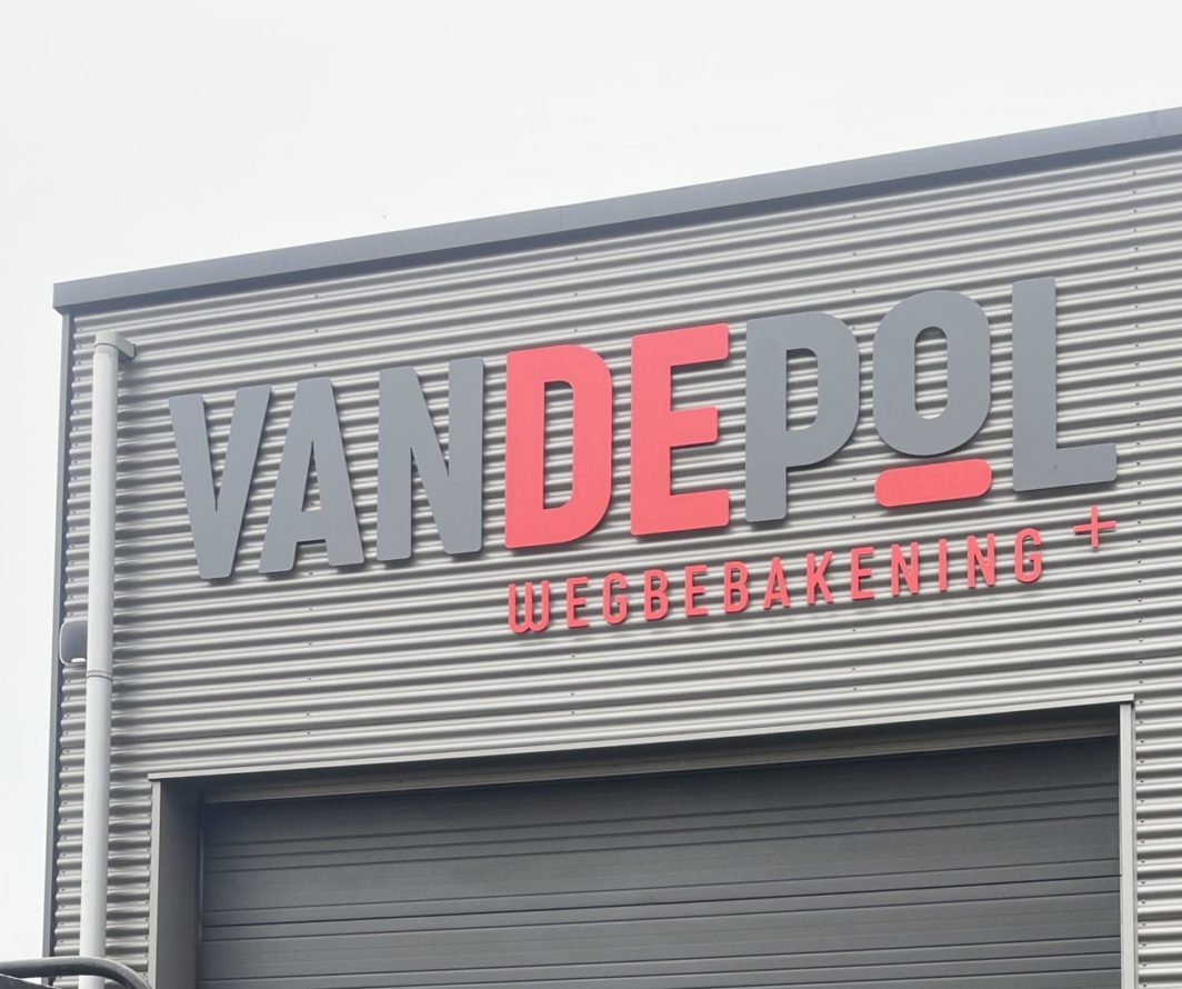 Voorbeeld van onverlichte gevelletters