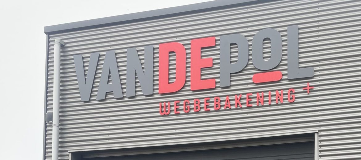 Voorbeeld van onverlichte gevelletters