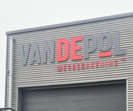 Voorbeeld van onverlichte gevelletters
