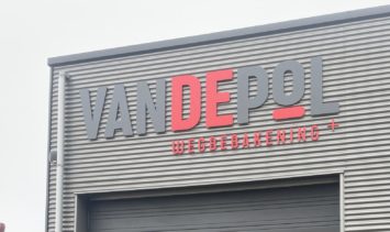 Voorbeeld van onverlichte gevelletters