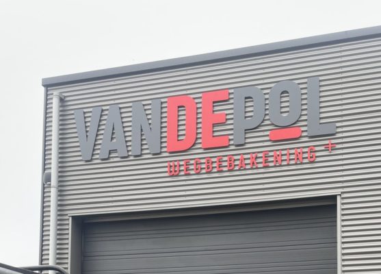 Voorbeeld van onverlichte gevelletters